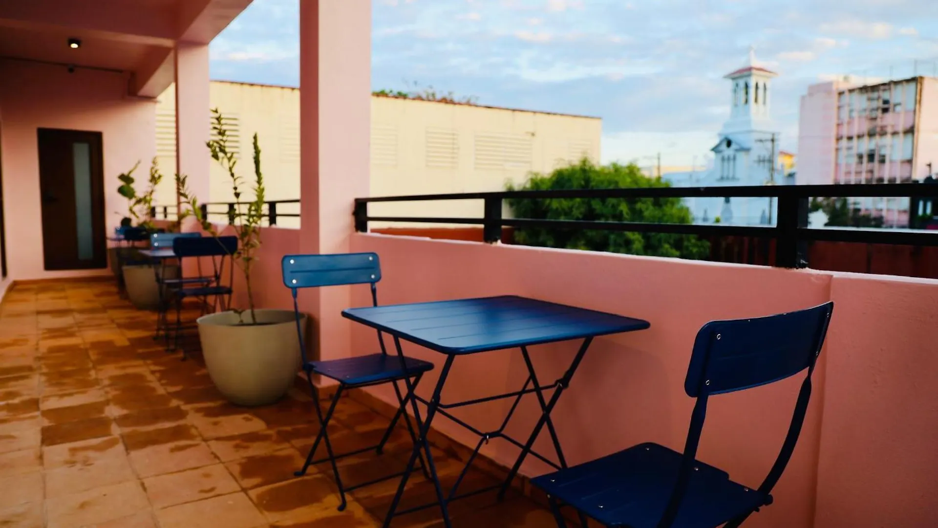 Room 14 Chill City Veranda Near Miramar San Juan Hotel